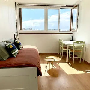 Appartement Charming Bright Sunny In Belleville, Parijs